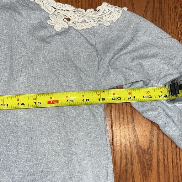 Le lis women’s cold shoulder light weight thin sweatshirt size medium - Picture 8 of 10